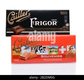 Irvine, KALIFORNIEN - 14. JULI 2014: Zwei Cailler Chocolate Bars, The Frigor Noir und Souvenirs. Cailler ist die älteste Schweizer Schokoladenmarke, die noch in ex enthalten ist Stockfoto