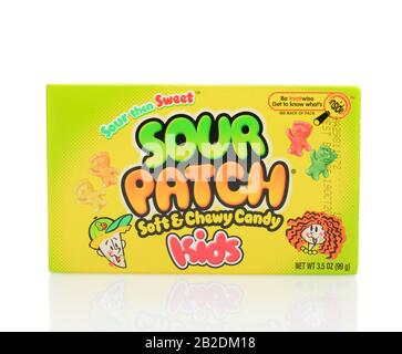 Irvine, CA - 23. JUNI 2014: Eine Kiste Mit Sour Patch Kids Candy. Die weiche und keulige Süßigkeit gehört der Cadbury Adams Company und wird in Kanada hergestellt. Stockfoto