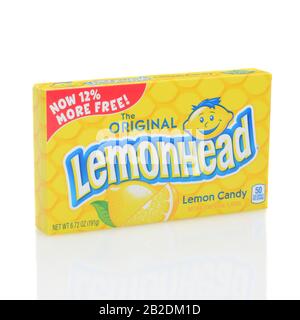 Irvine, KALIFORNIEN - 12. DEZEMBER 2014: Eine Schachtel Lemonhead Candy. Die 1962 von der Ferrara Candy Company Lemonheads eingeführten Lemonheads sind ein rundes Zitronenflavor Stockfoto