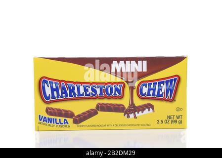 Irvine, KALIFORNIEN - 21. AUGUST 2017: Charleston Chew Mini. Charleston Chew, 1925 geschaffen, ist eine Süßwarenbar, die aus aromatisierten Nougat Covered i besteht Stockfoto