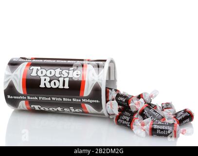 Irvine, KALIFORNIEN - 12. DEZEMBER 2014: Eine Schachtel Tootsie Roll 'Midgee' Candy. Tootsie Roll Industries ist einer der größten Süßwarenhersteller in der Stockfoto