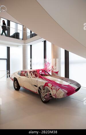 Paris: La Fab, eine neue Galerie im Südosten von Paris, die die zeitgenössische Kunstsammlung der Modedesignerin Agnes B. Zeigt. Zu den Künstlern der Sammlung gehören Jean-Michel Basquiat, Louise Bourgeois, Andy Warhol und Madeleine Berkhemer, die dieses Werk geschaffen hat, Milly's Maserati (2004). Stockfoto