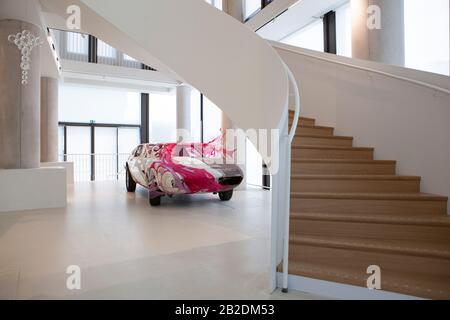 Paris: La Fab, eine neue Galerie im Südosten von Paris, die die zeitgenössische Kunstsammlung der Modedesignerin Agnes B. Zeigt. Zu den Künstlern der Sammlung gehören Jean-Michel Basquiat, Louise Bourgeois, Andy Warhol und Madeleine Berkhemer, die dieses Werk geschaffen hat, Milly's Maserati (2004). Stockfoto