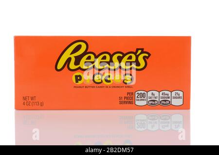 Irvine, KALIFORNIEN - 22. MAI 2019: Eine Schachtel mit Reeses Stücken Erdnussbutter und Schokoladenbonbons. Stockfoto
