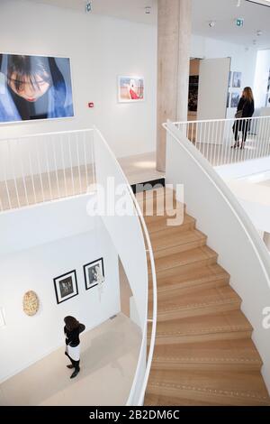 Paris: La Fab, eine neue Galerie im Südosten von Paris, die die zeitgenössische Kunstsammlung der Modedesignerin Agnes B. Zeigt. Zu den Künstlern der Sammlung gehören Jean-Michel Basquiat, Gilbert und George, Alexander Calder, Louise Bourgeois und Andy Warhol. Stockfoto