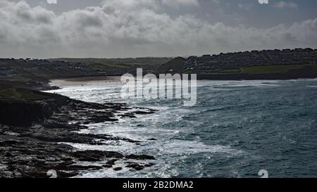 Der Strand von Polzeath in Nord-Cornwall England mit einer sich zurückziehenden Flut. Von Plether auf der Küstenstrecke. Ein perfekter Ort für Stockfoto