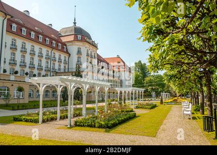 Garten des Grand Hotels Sopot, Polen, vom Molo Pier aus gesehen Stockfoto