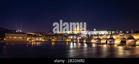 Blick auf Karlsbrücke und Prager Burg bei Nacht Stockfoto