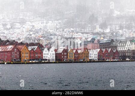 Winter in Bergen, Norwegen. Stark schneit. Blick vom alten Hafen der Stadt, Vaagen. Hanseatische Architektur der UNESCO in Bryggen. Stockfoto