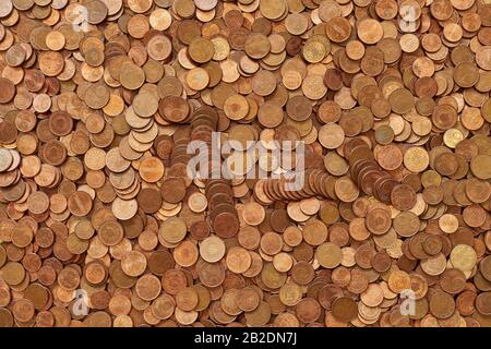 Abschluss vieler Euro-Cent-Kupfermünzen Stockfoto