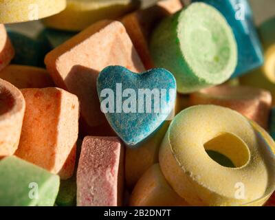 Haufen bunter Süßigkeiten. Tageslicht, Nahaufnahme, Pastellfarben, geometrische Figuren, geometrische Formen. Stockfoto