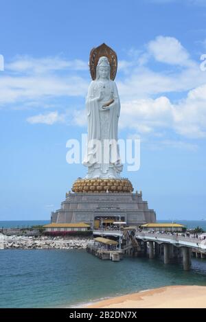 buddha-kulturstatue der Göttin Guanyin Nanshan auf der Insel Hainan in China auf dem Ozean Stockfoto