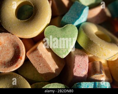 Haufen bunter Süßigkeiten. Tageslicht, Nahaufnahme, Pastellfarben, geometrische Figuren, geometrische Formen. Stockfoto