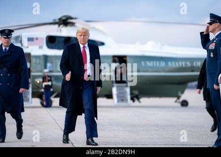 US-Präsident Donald Trump entlässt Marine One und wird zur Air Force One auf der Joint Base Andrews vom 28. Februar 2020 in Clinton, Maryland, eskortiert. Stockfoto