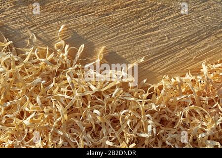 Nahaufnahme von Holzspänen und Sägespänen. Stockfoto