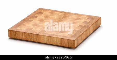 Holzblockschneidebrett aus Metzgerholz isoliert über weißem Hintergrund. Große Schärfentiefe. Stockfoto