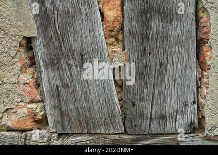 Traditionelle Fachwerkkonstruktion. Alte verwitterte Holzbalken Stockfoto
