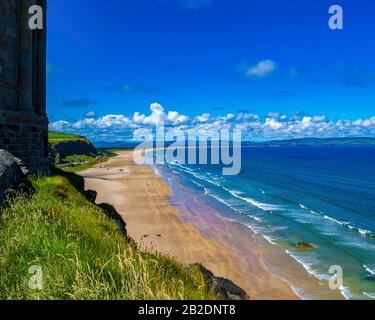 Schöner Abfahrtsstrand an der Causeway Coast Stockfoto