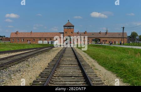 Bahngleise, Torhaus, Konzentrationslager, Auschwitz-Birkenau, Auschwitz, Polen Stockfoto