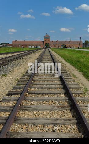 Bahngleise, Torhaus, Konzentrationslager, Auschwitz-Birkenau, Auschwitz, Polen Stockfoto