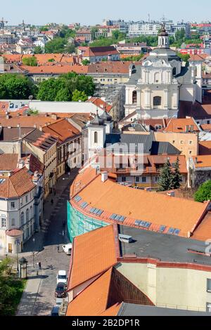 Blick auf die Altstadt von Vilnius vom Turm der St.-John-Kirche an einem sonnigen Frühlingstag. Dominikanische Straße. Wohnungen und Tempel Stockfoto