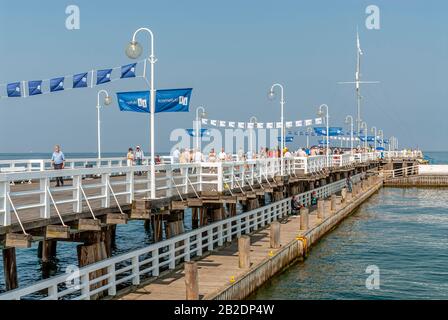 Touristen und Einheimische am Molo Pier im Badeort Zoppot, Polen Stockfoto