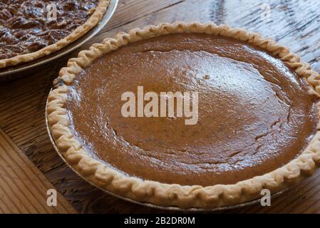 Eine Hausgemachte Kürbiskuchen auf einem alten, bemalten Holztisch Stockfoto