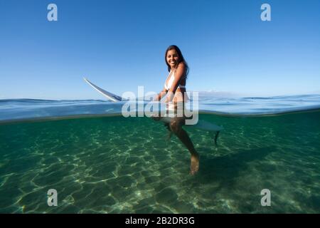 Gespaltene Ansicht der Frau Surfer in Lahaina, Maui, Hawaii. Stockfoto