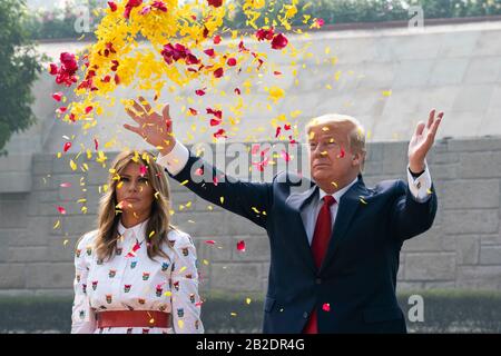 US-Präsident Donald Trump und First Lady Melania Trump streuen bei einer Kranzniederlegung am 25. Februar 2020 in Neu-Delhi, Indien, Blumenblätter zu Ehren Mahatma Gandhis. Stockfoto