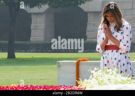 US-First Lady Melania Trump steht für einen Moment des Schweigens zu Ehren Mahatma Gandhis während einer Kranzniederlegung in Raj Ghat am 25. Februar 2020 in Neu-Delhi, Indien. Stockfoto