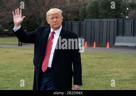 US-Präsident Donald Trump waves, als er zu Marine One auf dem South Lawn des Weißen Hauses am 28. Februar 2020 in Washington, DC läuft. Stockfoto