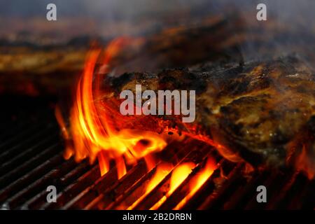 Würzen Sie mariniertes Rindfleisch Spareribs auf einem Grill Stockfoto