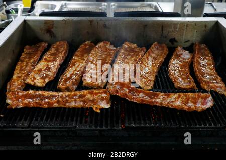 Würzen Sie mariniertes Rindfleisch Spareribs auf einem Grill Stockfoto