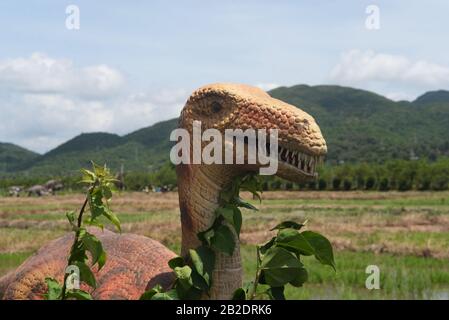 Historische Skulpturen von Dinosauriern im Freien in Whale auf der Insel Hainan Stockfoto