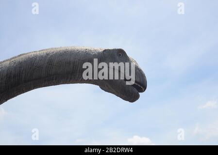 Historische Skulpturen von Dinosauriern im Freien in Whale auf der Insel Hainan Stockfoto