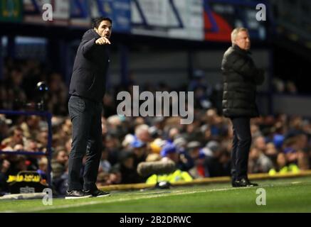 Arsenal-Manager Mikel Arteta und Portsmouth Manager Kenny Jackett auf dem Touchline während des fünften Spiels im FA Cup im Fratton Park, Portsmouth. Stockfoto