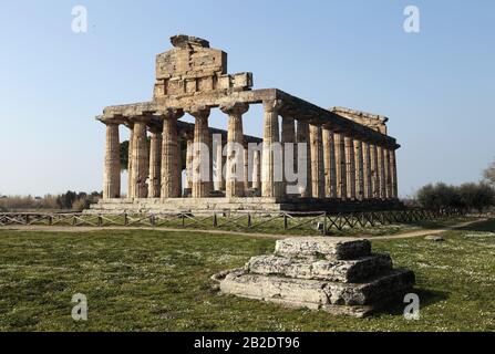 Der Tempel der Athene ("Ceres-Tempel"). C. 500 V. CHR. Dorische Ordnung. Archäologische Stätte von Paestum, Kampanien, Italien. Stockfoto