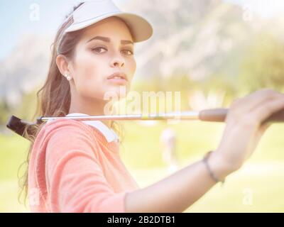 Golfer, junge Frau, Tyrol, Österreich Stockfoto