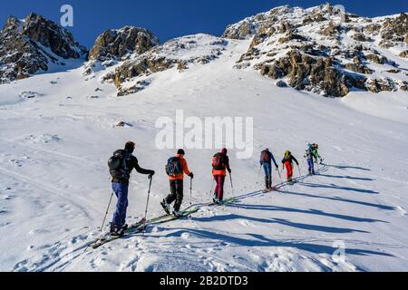 Skitourer im Winter, Sonnenschein und blauer Himmel, Aufstieg zur Geierspitze, Wattentaler Lizum, Tux-Alpen, Tyrol, Österreich Stockfoto