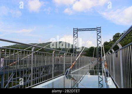 Die Glasbrücke im Yanoda-Regenwaldpark auf der Insel Hainan in der Stadt Sanya in China Stockfoto