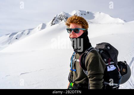 Skitourer, schneebedeckte Berge im Rücken, Wattentaler Lizum, Tuxer Alpen, Tyrol, Österreich Stockfoto