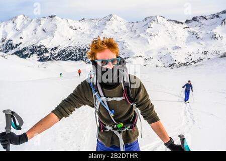 Skitourer, schneebedeckte Berge im Rücken, Wattentaler Lizum, Tuxer Alpen, Tyrol, Österreich Stockfoto