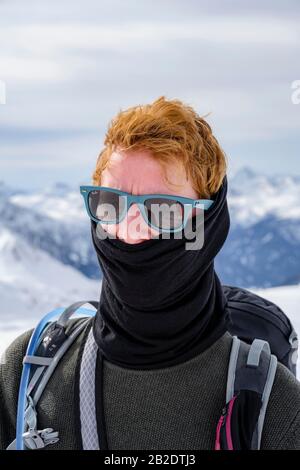 Skitourer, Mann mit Sonnenbrille und Schal, Porträt, Wattentaler Lizum, Tux Alps, Tyrol, Österreich Stockfoto