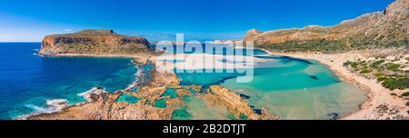 Tolle Aussicht auf die Lagune von Balos mit magischen türkisfarbene Wasser, Lagunen, tropische Strände mit weißem Sand und Insel Gramvousa auf Kreta, Griechenland Stockfoto