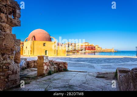 Der schöne alte Hafen von Chania mit der beeindruckenden Moschee, den schiffswerften venetiens, auf Crete, Griechenland. Stockfoto