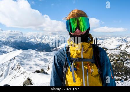 Skitourer, Mann mit Skibrille, schneebedeckte Berge im Rücken, Wattentaler Lizum, Tuxer Alpen, Tyrol, Österreich Stockfoto