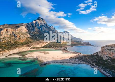 Tolle Aussicht auf die Lagune von Balos mit magischen türkisfarbene Wasser, Lagunen, tropische Strände mit weißem Sand und Insel Gramvousa auf Kreta, Griechenland Stockfoto