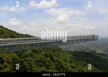 Die Glasbrücke im Yanoda-Regenwaldpark auf der Insel Hainan in der Stadt Sanya in China Stockfoto