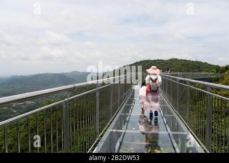 Die Glasbrücke im Yanoda-Regenwaldpark auf der Insel Hainan in der Stadt Sanya in China Stockfoto