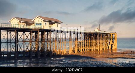 Kurz vor der Morgendämmerung am Penarth Pier in der Nähe von Cardiff an der Südküste von Wales, Großbritannien Stockfoto